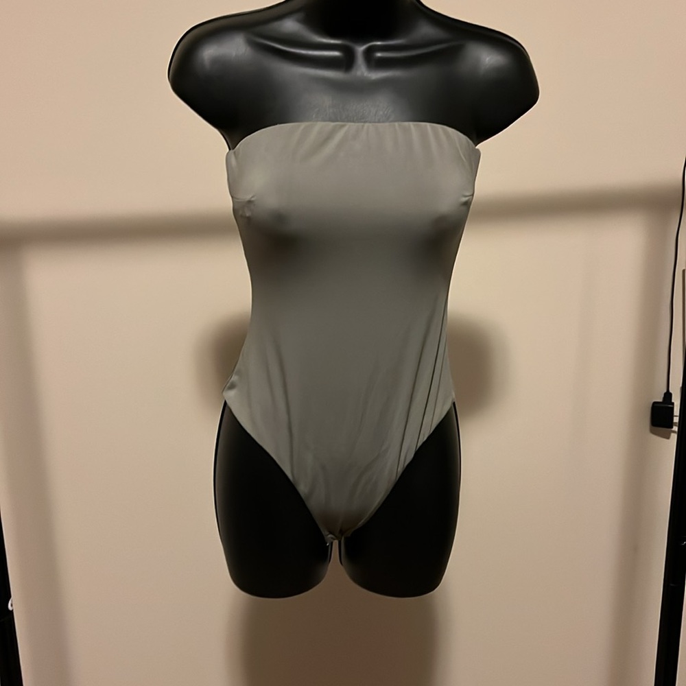 FASHION NOVA. STRAPLESS BODYSUIT SIZE S. OLIVE